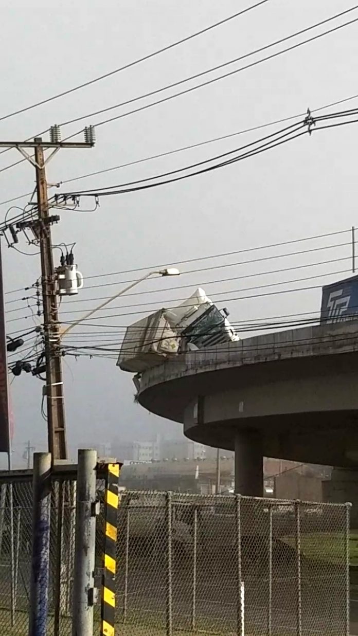 Caminh O Tomba Em Cima De Viaduto Em Maring Jandaia Online