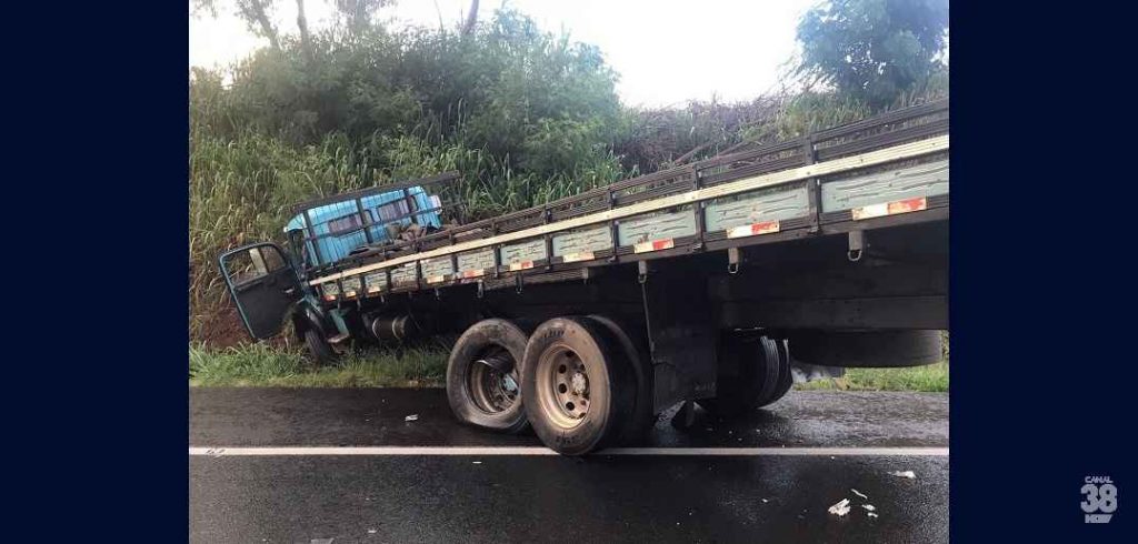 Duas Pessoas Ficam Feridas Em Acidente Entre Carro E Caminh Es Na Pr