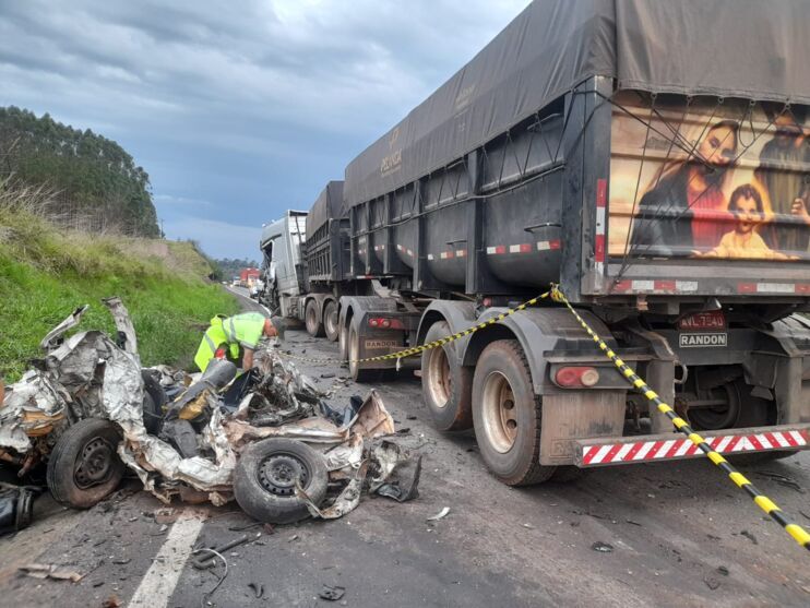 Acidente Entre Carro E Duas Carretas Deixa Um Morto Jandaia Online