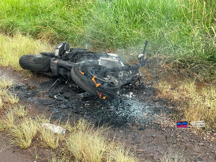 Motocicleta pega fogo após queda entre Jandaia do Sul e São José