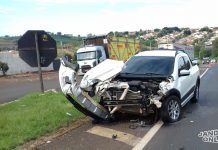 Saveiro e caminhão colidem em trevo de Jandaia