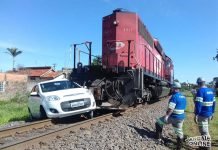 Carro e arrastado por trem em Jandaia do Sul