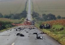 Motorista de carro morre ao colidir com caminhão de frangos