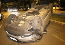 Veículo de Mandaguari capota em bairro de Maringá