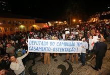 Manifestantes protestam em casamento de deputada