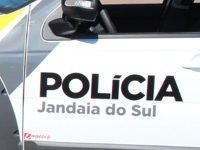 Aluna quebra sala de aula e tenta atear fogo