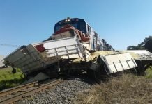 Trem arrasta caminhão em Apucarana