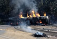 Carreta carregada com etanol tomba e pega fogo na Serra do Cadeado
