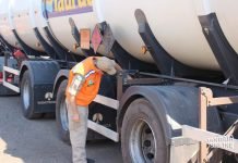 Caminhões que transportam cargas perigosas são fiscalizados em Jandaia do Sul