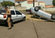 Veículo capota após acidente em Apucarana