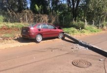 Carro derruba poste em Apucarana