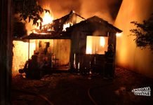 Bombeiros combatem incêndio em residência na Vila Rica