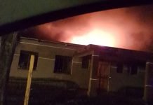 Bombeiros combatem incêndio no antigo Hospital Rural