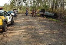 Capotamento fere casal e duas crianças em Cambira