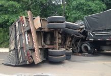 Carreta carregada de couro tomba em Apucarana