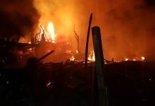 Incêndio destrói 14 casas em Curitiba