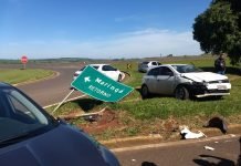 Veículos colidem em trevo da PR-444