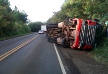 Carreta tomba no Contorno Norte de Apucarana