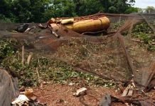 Duas pessoas ficam feridas em capotamento de caminhão na zona rural de Mandaguari