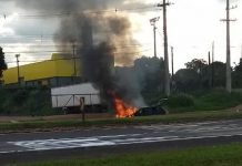 Veículo pega fogo próximo ao posto da PRF em Marialva