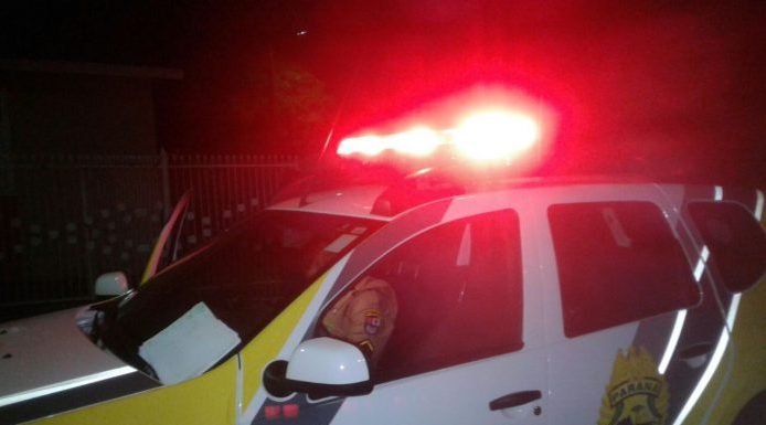 Mãe com bebê e duas filhas de quatro e cinco anos é flagrada bebendo em bar