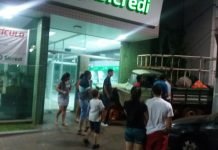 Caminhoneta desce sozinha e atinge porta da Cooperativa Sicredi