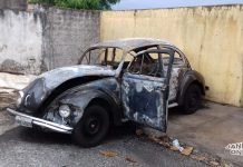 Fusca pega fogo após colisão no Mutirão III