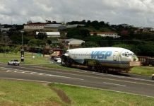 Avião esperando o trem passar
