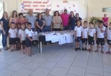 Prefeitura entrega uniformes escolares para Rede Municipal de Ensino