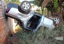 Veículo capota na saída para Apucarana
