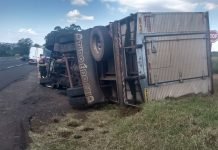 Caminhão tomba após colisão em Apucarana