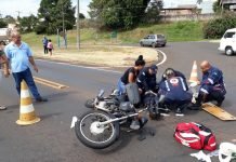 Motociclista fica ferida ao colidir em caminhão