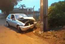Veículo colide em poste em Mandaguari