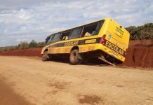 Ônibus com alunos da APAE cai em vala na Estrada Velha