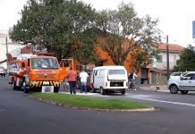 Princípio de incêndio em Kombi mobiliza bombeiros