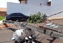 Motorista embriagado derruba três postes no Jardim Planalto