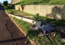 Motorista é preso após derrubar poste na Avenida Tancredo Neves