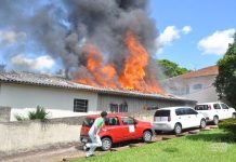 Residência é destruída por incêndio no centro