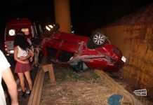 Fiat Palio com sete pessoas capota em Cambira