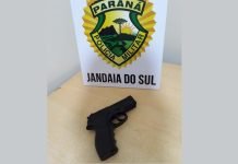 Jovem é encaminhado a delegacia com simulacro de arma