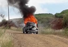 Fusca pega fogo em estrada rural