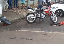 Colisão entre carro e moto é registrada na Praça do Café