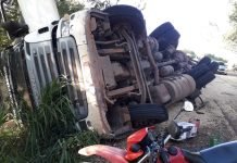 Carreta tomba em Novo Itacolomi