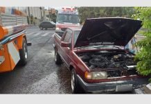 Bombeiros controlam princípio de incêndio em veículo