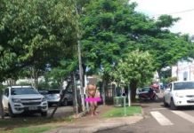 Homem é visto caminhando nu em Mandaguari