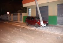 Veículo colide em poste na Avenida Marechal Cândido Rondon