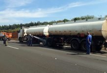 Carreta carregada de gasolina tem princípio de incêndio