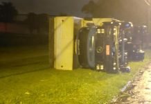 Vendaval tomba caminhão e destelha casa em Arapongas