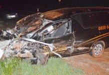Carro funerário que transportava corpo se envolve em acidente