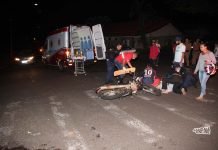 Motociclistas colidem em cruzamento no centro